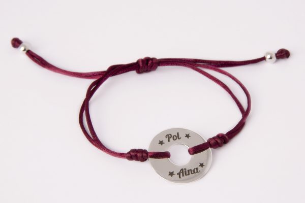 pulsera de cuerda con medalla tipo disco con cuerda granate y grabado de dos nombres